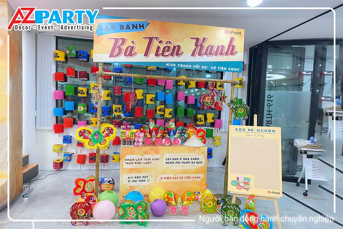 Sập bánh Bà Tiên Xanh đầy ắp bánh kẹo tuổi thơ và lồng đèn truyền thống đầy màu sắc