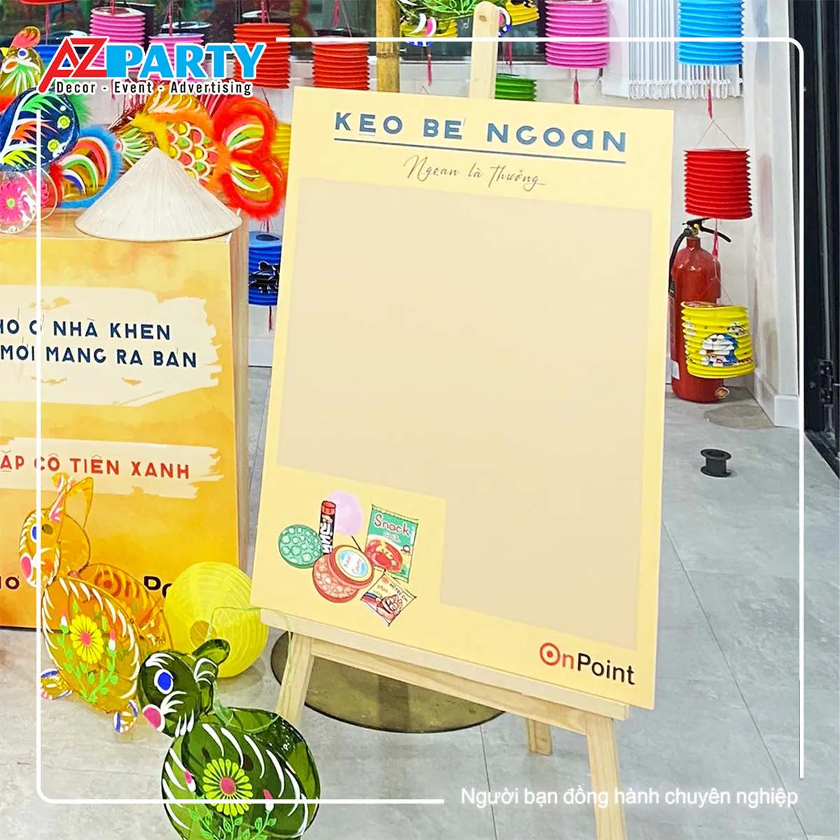 Bảng Kẹo Bé Ngoan đặt trên giá đỡ gỗ làm nơi lưu giữ kỷ niệm cho tập thể nhân viên OnPoint