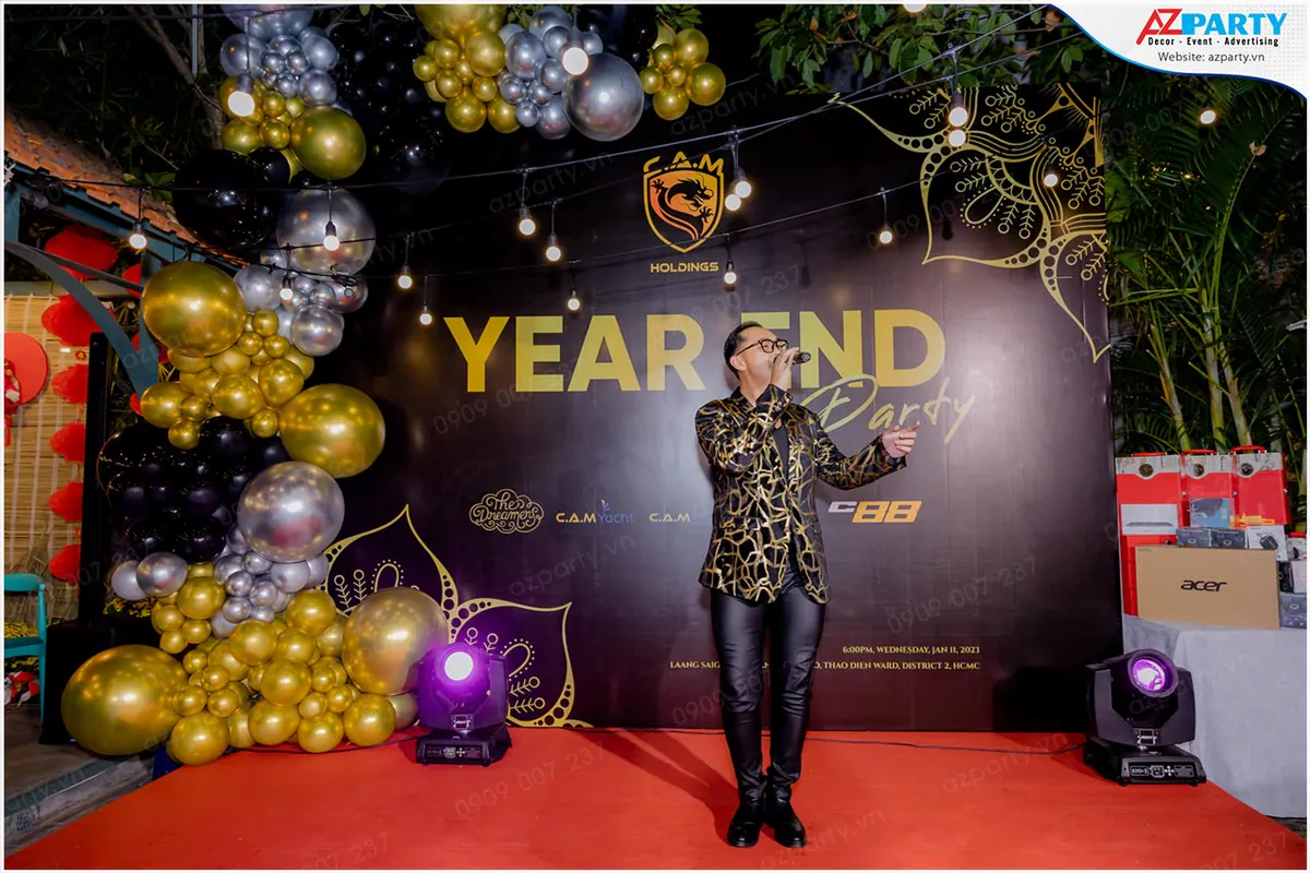 Ca sĩ biểu diễn trên sân khấu tiệc Year End Party của C.A.M Holdings