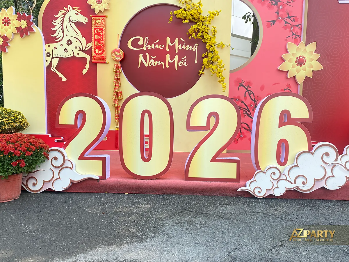 Cụm số 2026, mây trắng và mai vàng ở phía trước tiểu cảnh Tết UEL