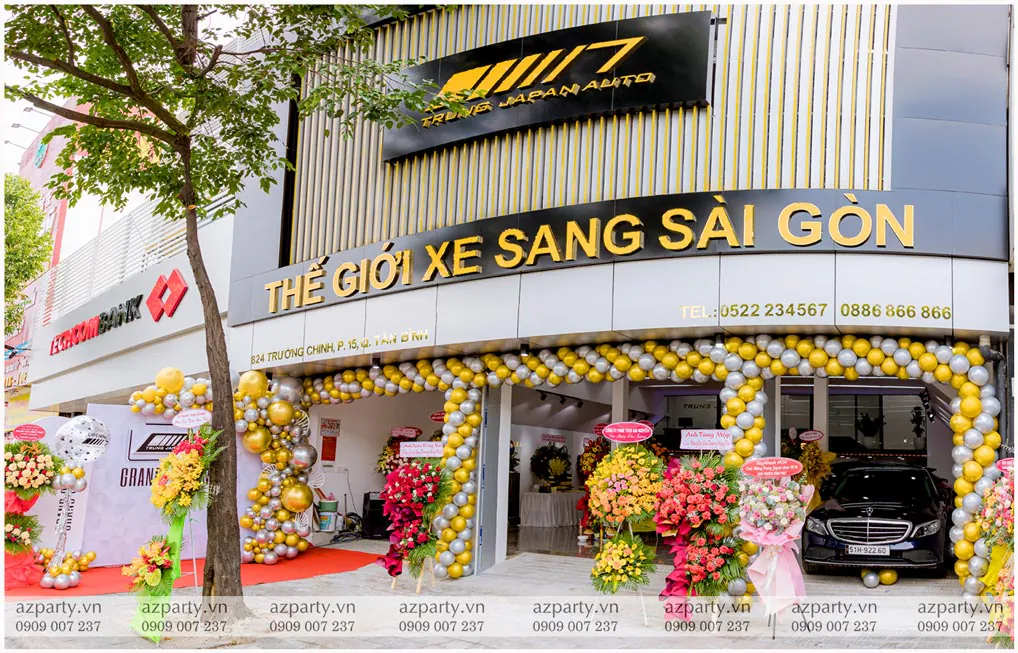 Mặt tiền showroom ô tô Trung Japan Thế Giới Xe Sang Sài Gòn trang trí bong bóng khai trương
