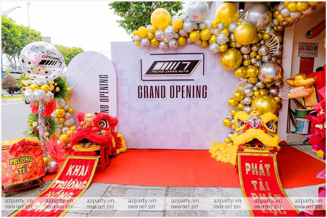 Backdrop khai trương showroom Trung Japan Auto trang trí bong bóng vàng bạc sang trọng