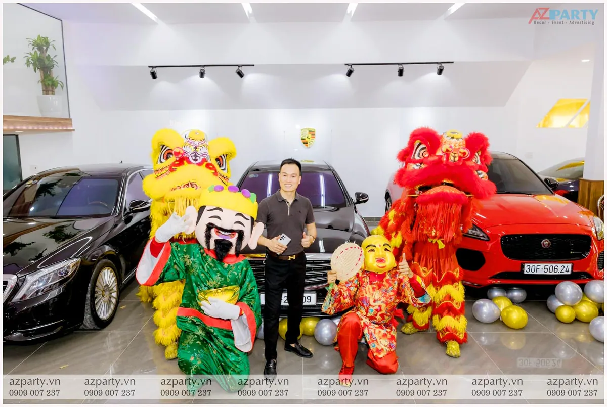 Đoàn lân và thần tài xông đất chúc mừng khai trương bên trong showroom xe sang Trung Japan Auto