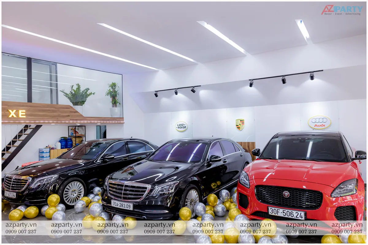 Không gian trưng bày các mẫu xe sang Mercedes và Jaguar tại lễ khai trương Trung Japan Auto
