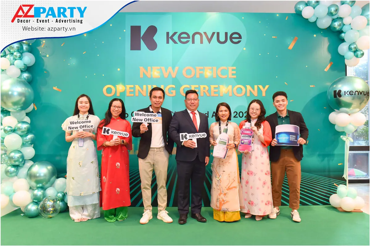 Đại biểu và nhân viên chụp hình check-in lưu niệm tại lễ khai trương văn phòng Kenvue Việt Nam
