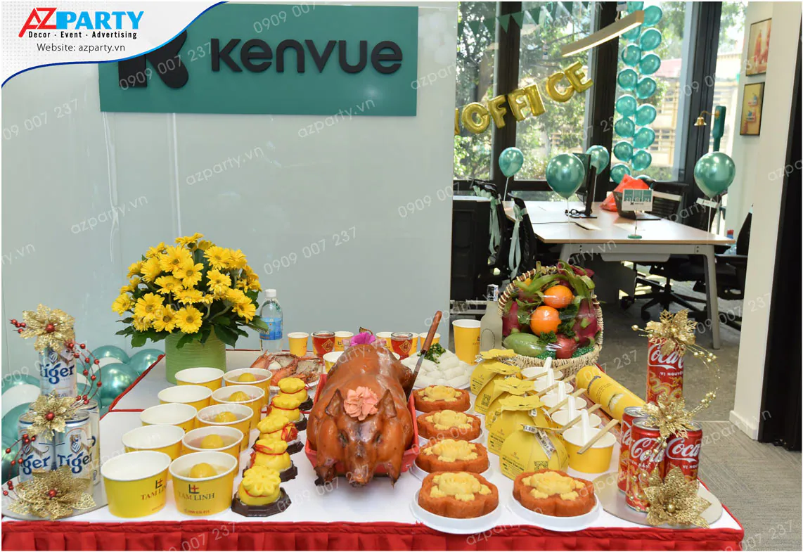 Mâm cúng khai trương văn phòng Kenvue chu đáo với heo quay, xôi hoa mai mang ý nghĩa tài lộc