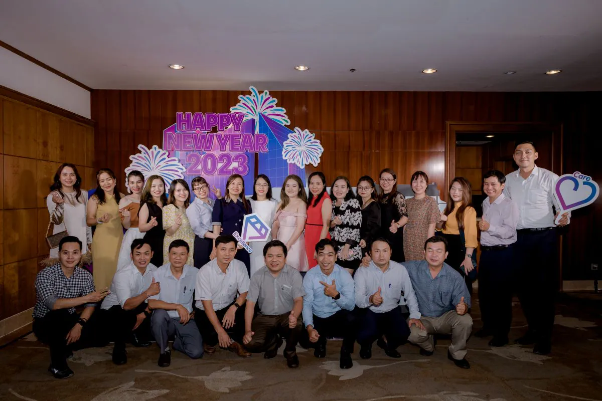 Đội ngũ nhân sự Brenntag Việt Nam check-in tại photobooth tiệc tất niên Leaping to New Heights