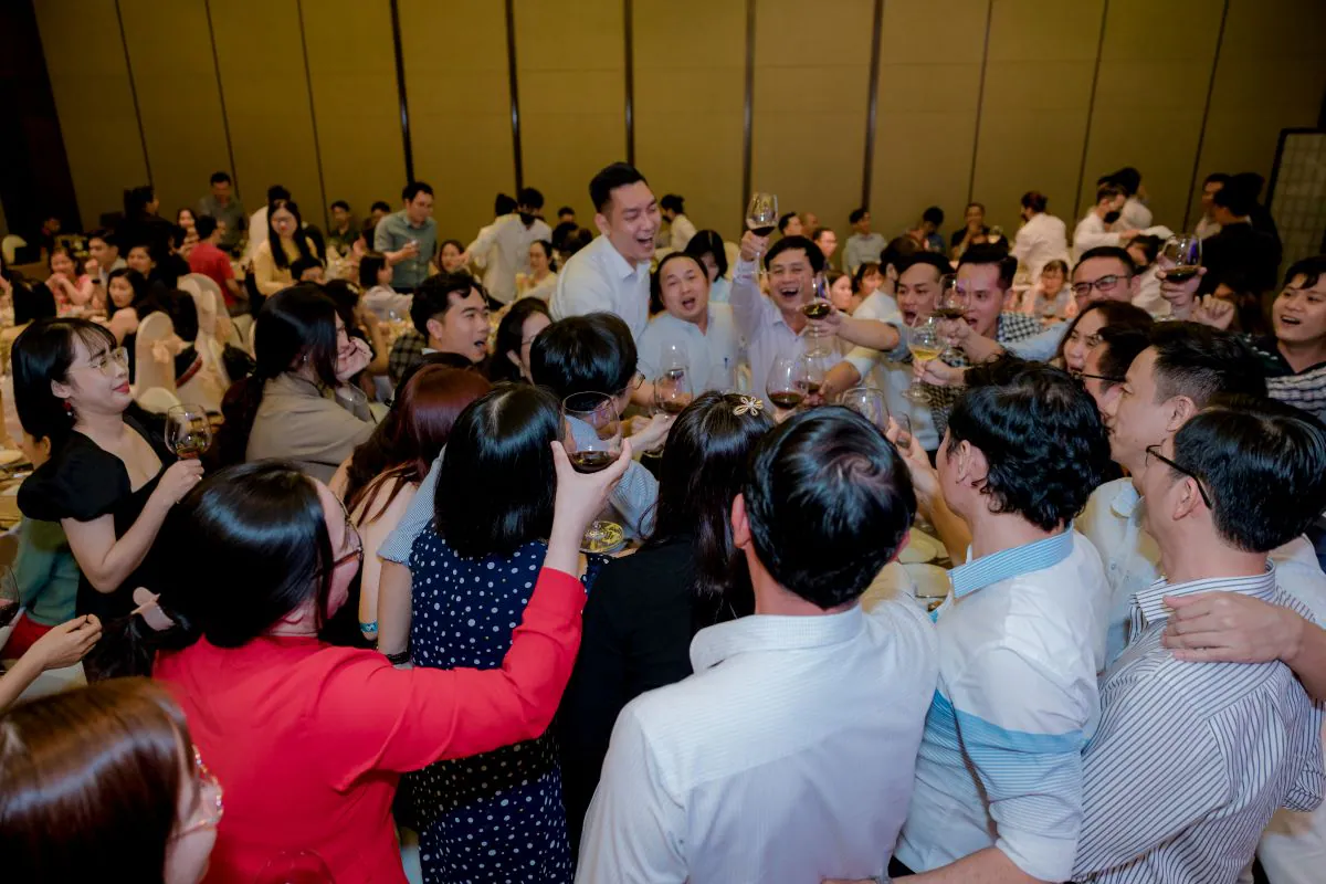 Các nhân viên Brenntag nâng ly chúc mừng tại bàn tiệc khác trong đêm tiệc tất niên