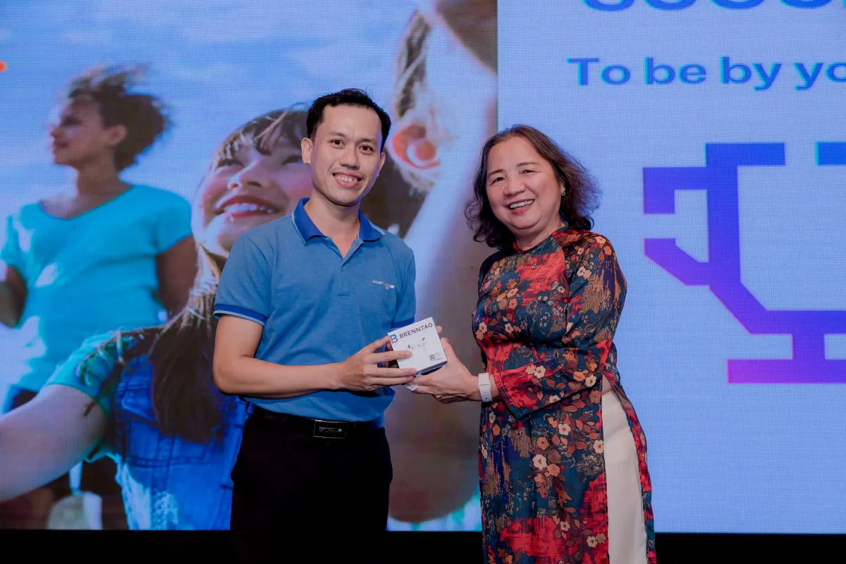 Đại diện ban lãnh đạo Brenntag trao quà tặng cho nhân viên nam tại tiệc tất niên