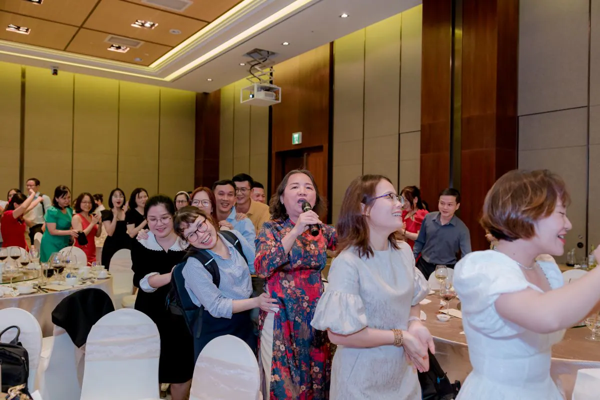 Mọi người cùng hào hứng nối đuôi nhau tham gia trò chơi tại tiệc tất niên Brenntag