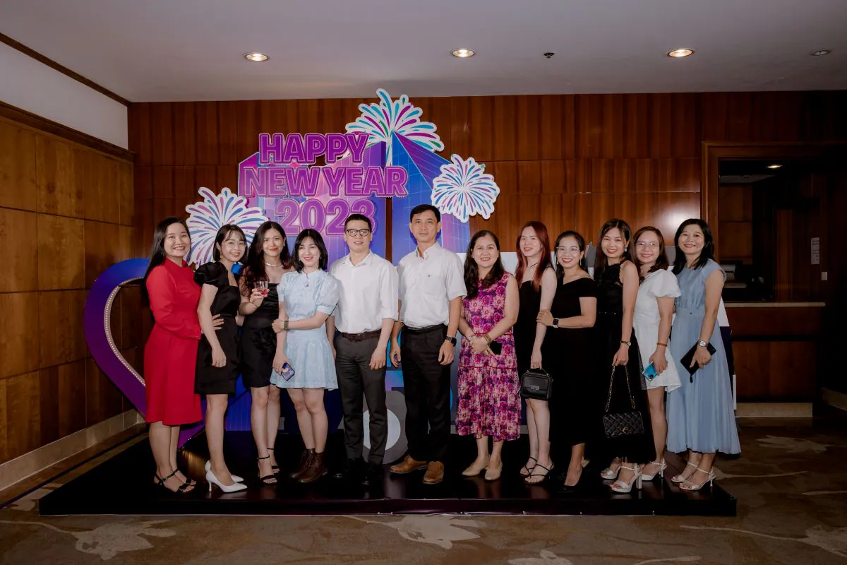 Nhóm nhân sự Brenntag chụp hình kỷ niệm tại photobooth tiệc tất niên