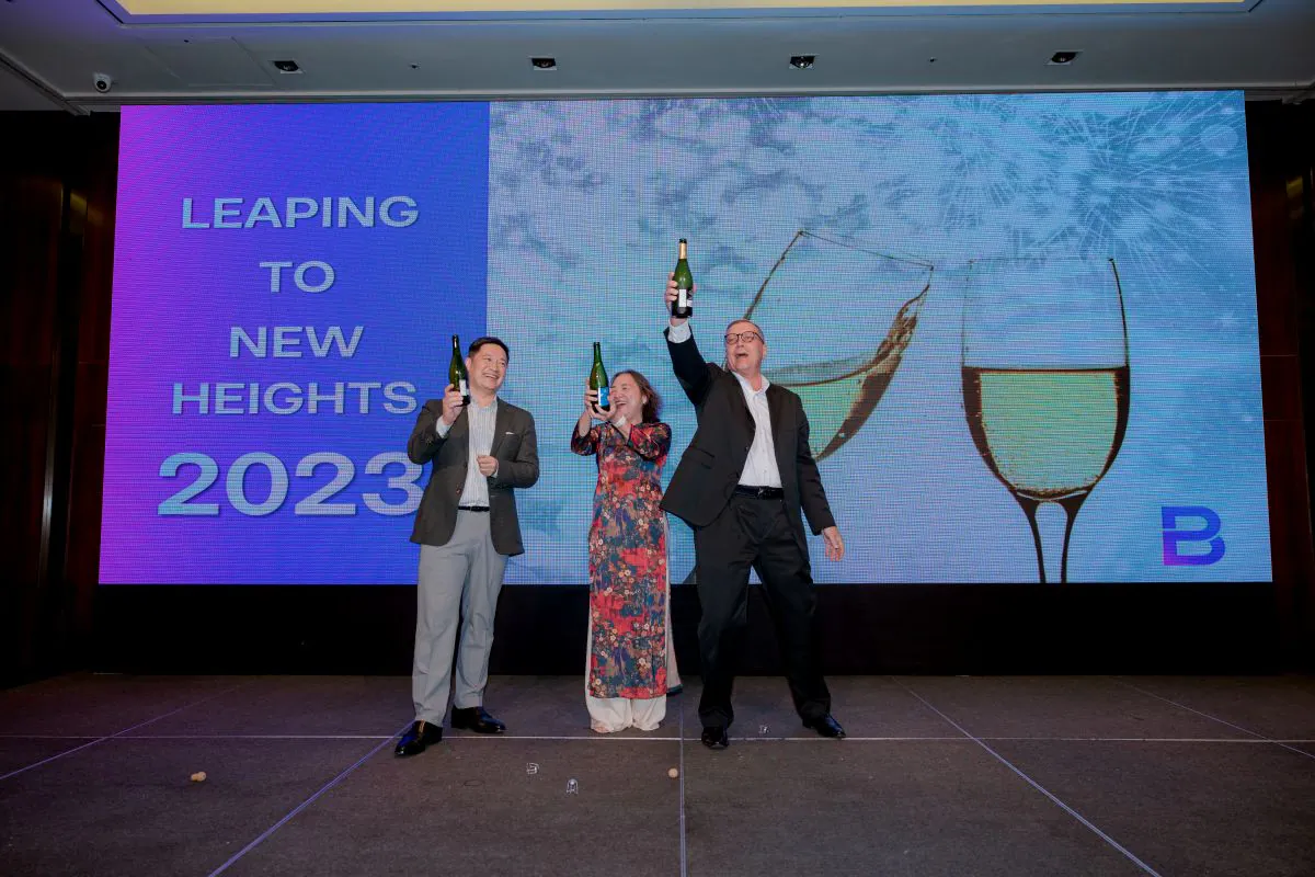 Ban lãnh đạo Brenntag Việt Nam khui champagne khai tiệc tất niên trên sân khấu