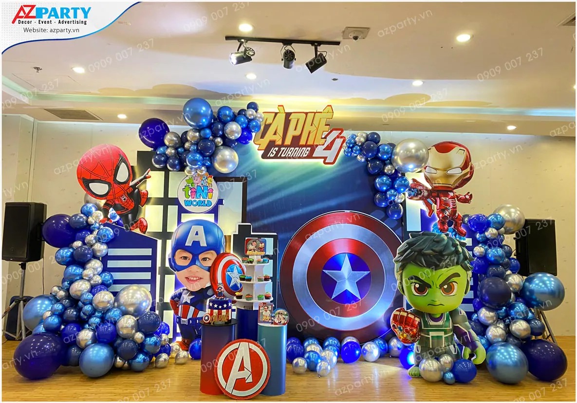 Mẫu trang trí thôi nôi, sinh nhật chủ đề biệt đội siêu anh hùng Avengers hoành tráng với bóng bay xanh dương và các mô hình nhân vật sống động.