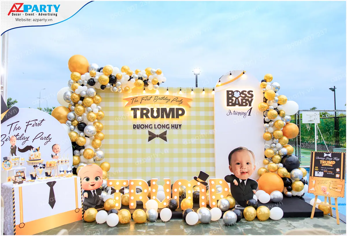 Trang trí thôi nôi ngoài trời chủ đề Boss Baby cho bé Trump (Dương Long Huy) tông vàng đen nổi bật cùng bộ chữ tên bé gắn đèn led rực rỡ.