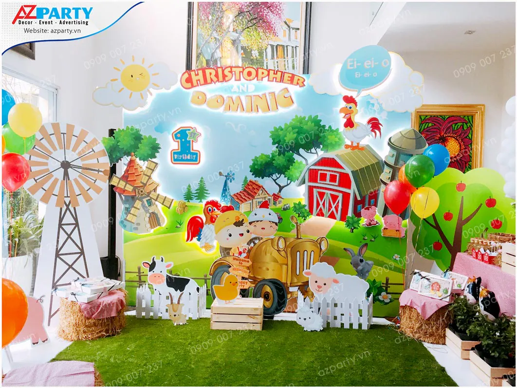 Mẫu trang trí thôi nôi sinh nhật chủ đề nông trại vui vẻ (Happy Farm) cho hai bé Christopher và Dominic với cối xay gió, máy cày và gia súc đáng yêu.