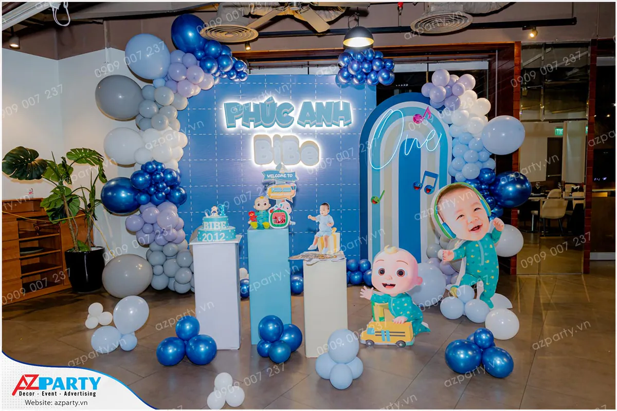 Trang trí thôi nôi bé Phúc Anh (BiBo) chủ đề hoạt hình Cocomelon vui nhộn tông màu xanh dương chủ đạo với đèn neon phát sáng nổi bật.