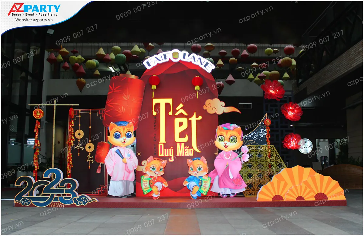 Tiểu cảnh trang trí Tết Quý Mão 2023 tại Faifo Lane rực rỡ với các mô hình gia đình mèo mặc áo dài truyền thống, đèn lồng đỏ đón xuân.