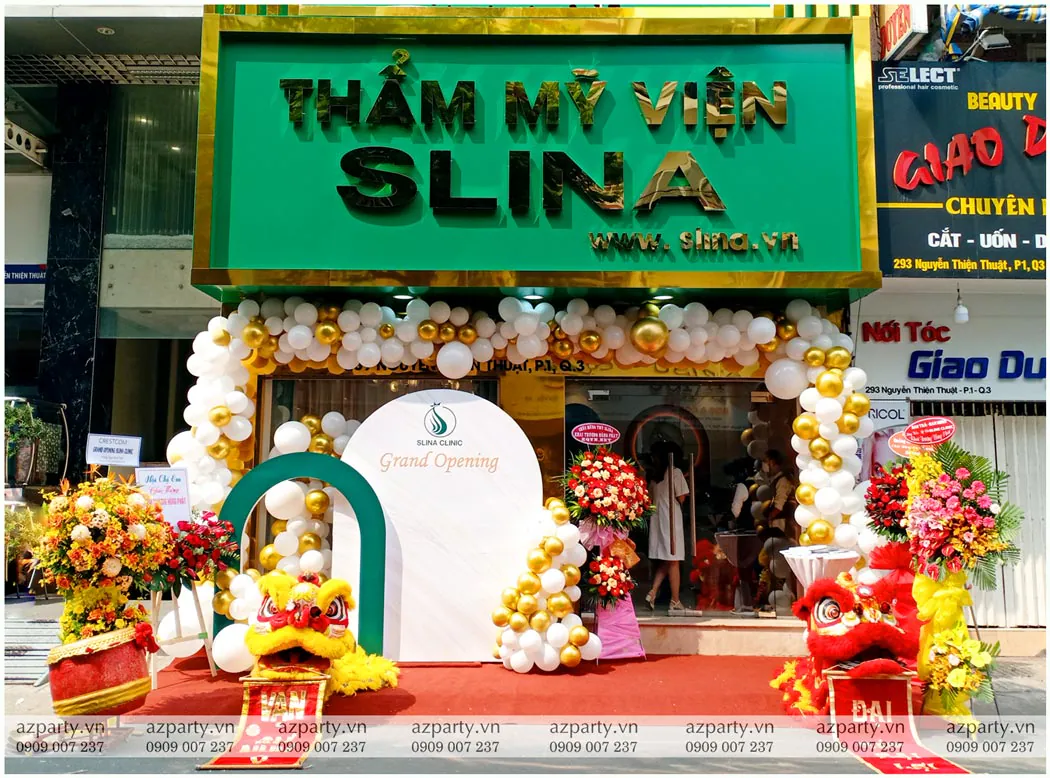 Mặt tiền thẩm mỹ viện Slina chi nhánh quận 3 trang trí bong bóng và backdrop khai trương
