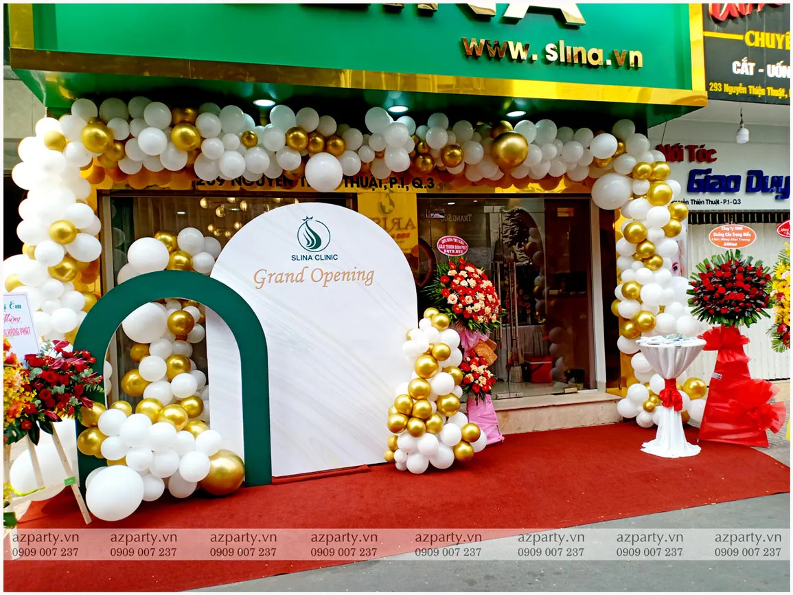 Backdrop khai trương thẩm mỹ viện Slina tông trắng xanh kết hợp bong bóng vàng kim