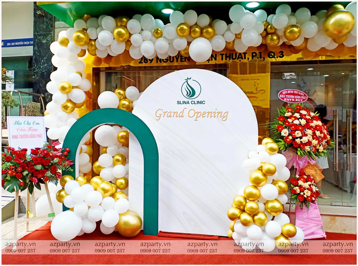 Tiểu cảnh backdrop khai trương Slina Clinic trang trí hoa tươi và bong bóng tông xanh trắng