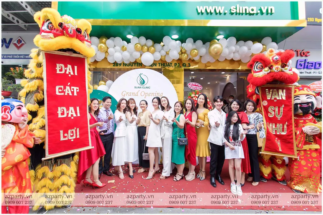 Khách mời chụp ảnh lưu niệm cùng đoàn lân sư rồng tại lễ khai trương thẩm mỹ viện Slina