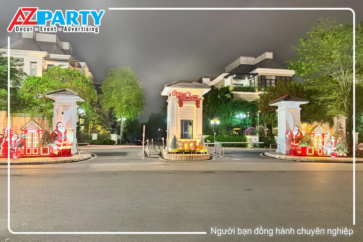 Tiểu cảnh noel trang trí tại cổng khu villas Vinhomes Central Park, tại các chân cột cổng được decor với các mô hình phone booth, ông già noel, cây thông noel với ánh đèn vàng ấm áp