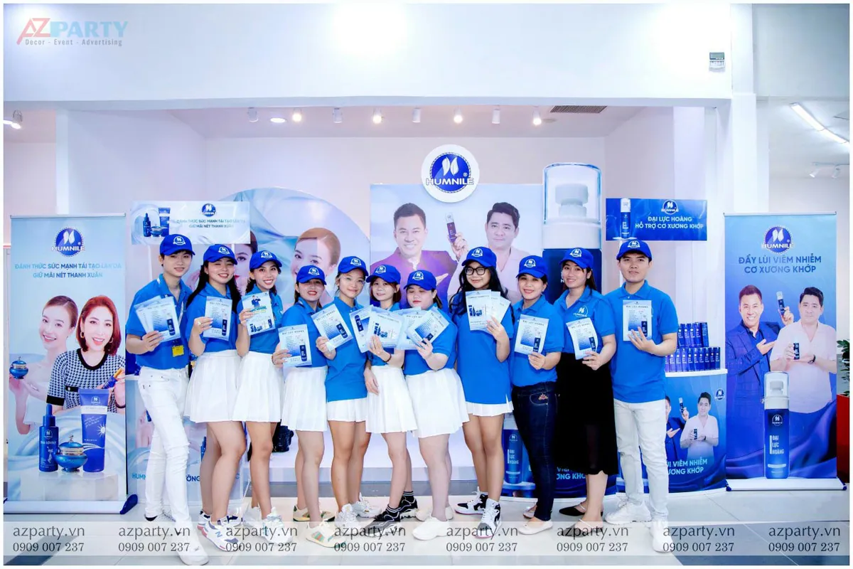 Đội ngũ PG chuyên nghiệp đứng quảng bá sản phẩm tại booth sự kiện Humnile Group