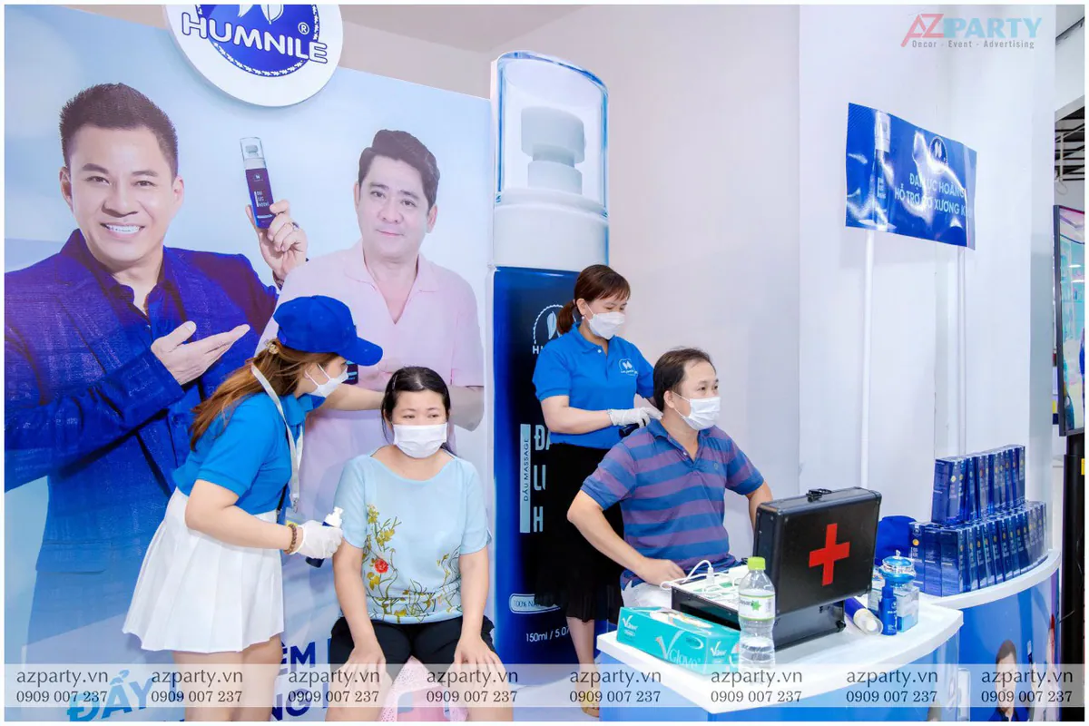 Khách hàng được trải nghiệm dùng thử sản phẩm hỗ trợ xương khớp Đại Lực Hoàng trực tiếp tại booth