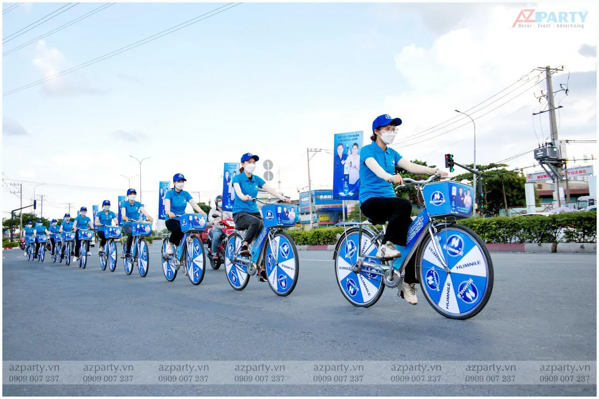 Đoàn PG diễu hành roadshow xe đạp quảng bá sản phẩm Humnile trên đường phố