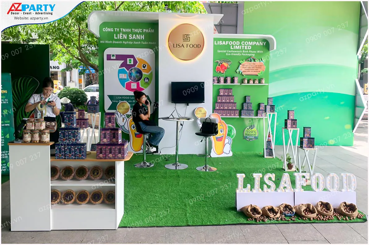 Toàn cảnh booth thương hiệu Lisa Food với tone màu xanh chủ đạo