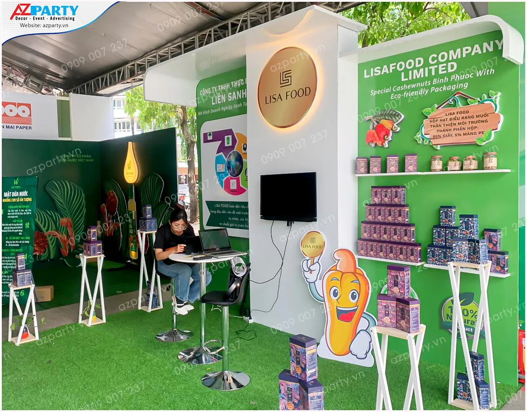 Kệ trưng bày các sản phẩm trong không gian booth