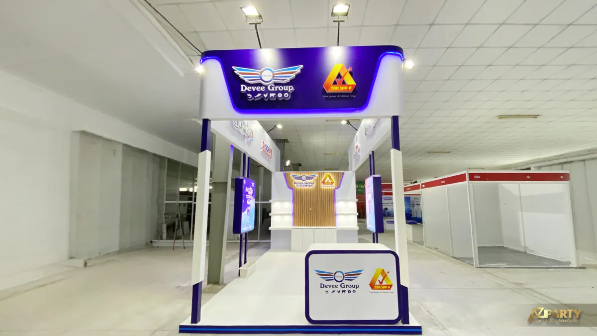 Góc chính diện gian hàng triển lãm Deeve Group và Tân Sao Á với quầy lễ tân và bảng hiệu phía trên