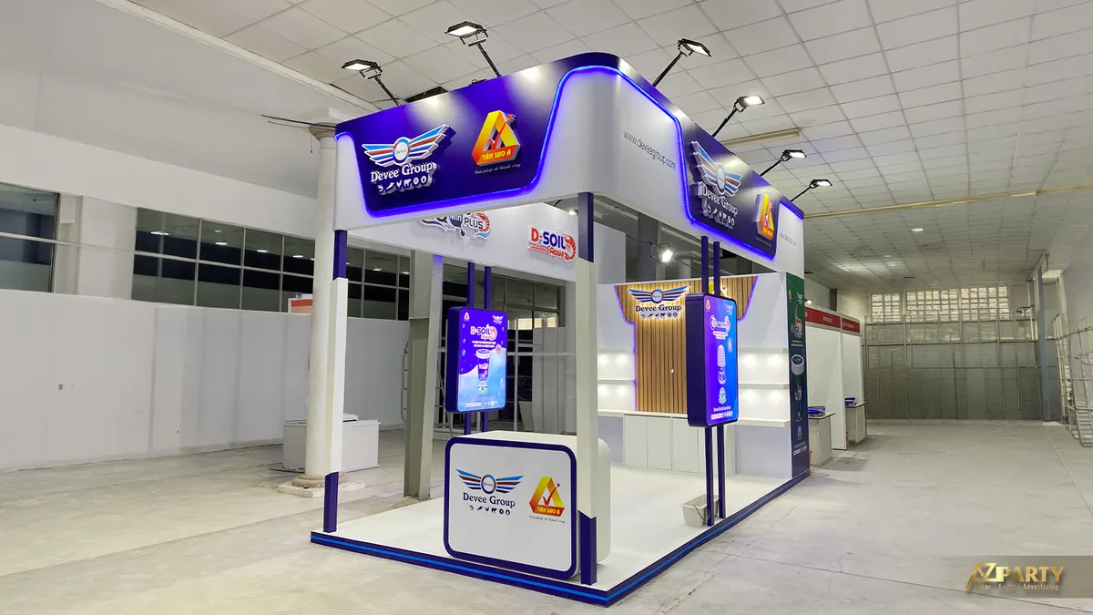 Góc nghiêng toàn cảnh gian hàng triển lãm Deeve Group và Tân Sao Á với hệ đèn led xanh tím
