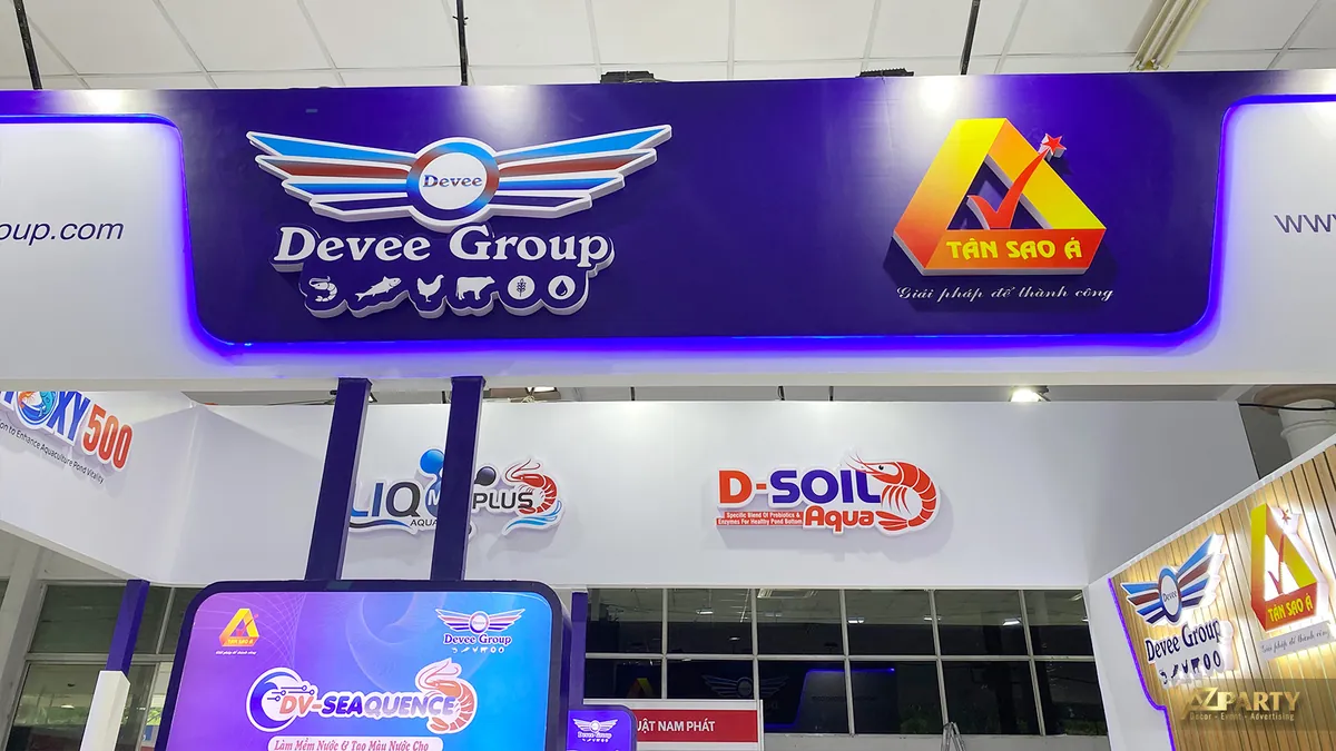 Cận cảnh bảng hiệu logo Deeve Group và Tân Sao Á trên gian hàng triển lãm