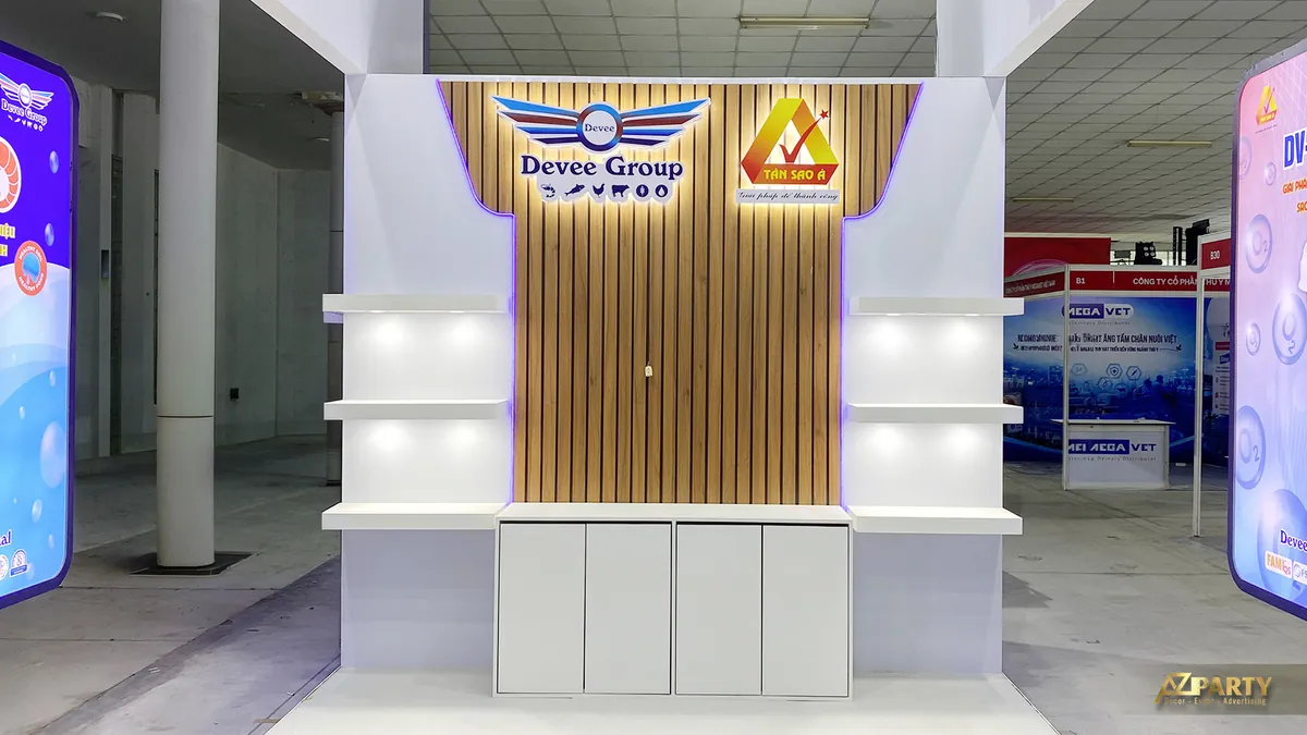 Vách gỗ trung tâm và kệ trưng bày sản phẩm của gian hàng Deeve Group và Tân Sao Á