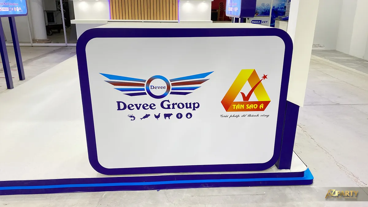 Quầy lễ tân gian hàng triển lãm in logo Deeve Group và Tân Sao Á