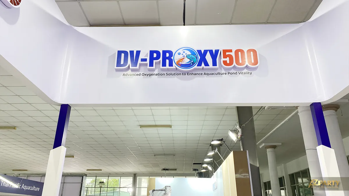 Logo DV-PROXY 500 trên dầm trắng của gian hàng triển lãm Deeve Group