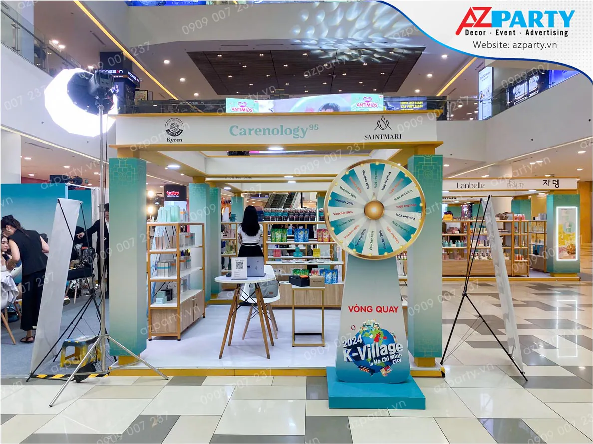 khu vực booth đón khách vào trải nghiệm sản phẩm, phía trước là vòng quay may mắn 
