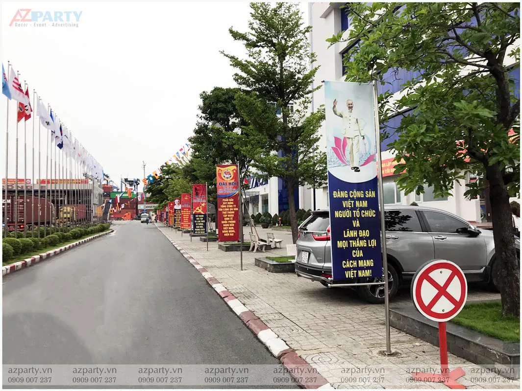 Trang trí băng rôn khẩu hiệu tuyên truyền dọc lối vào Đại hội Đảng bộ