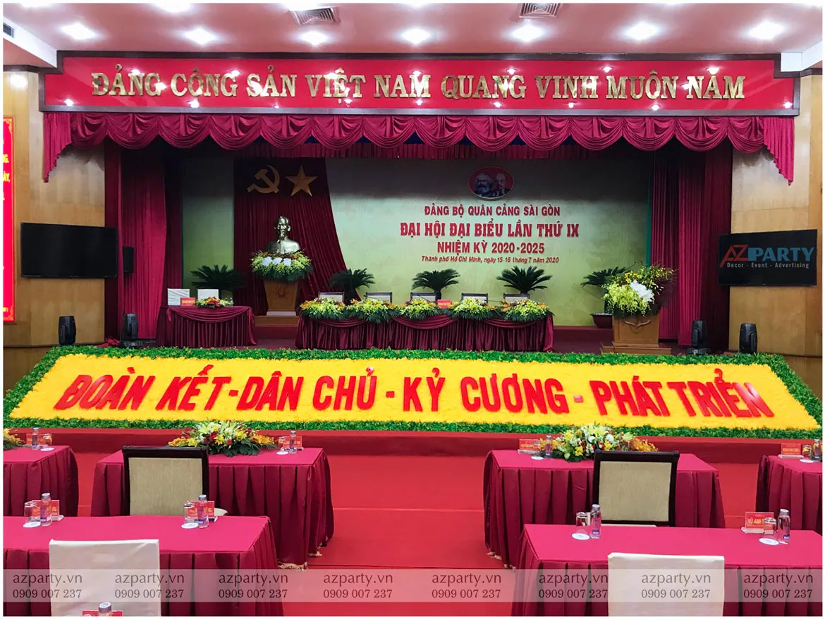 Trang trí hoa tươi tạo hình khẩu hiệu hành động trước bục sân khấu