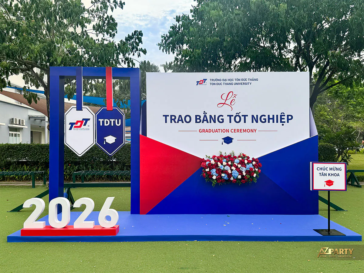 Góc rộng Booth 1 Lễ Trao Bằng Tốt Nghiệp Đại học Tôn Đức Thắng đặt ngoài trời khuôn viên trường