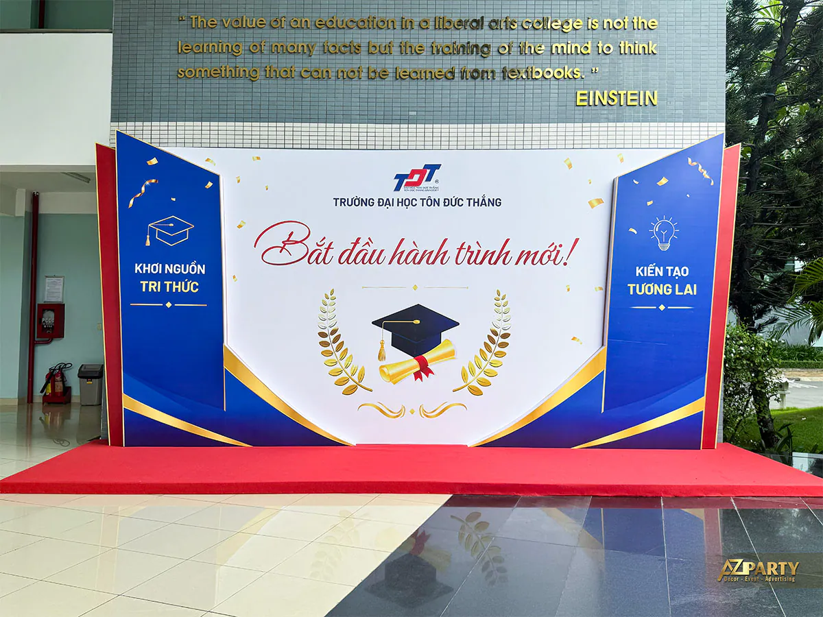 Toàn cảnh Booth 2 Bắt Đầu Hành Trình Mới tại sảnh Einstein ĐH Tôn Đức Thắng với câu danh ngôn phía sau