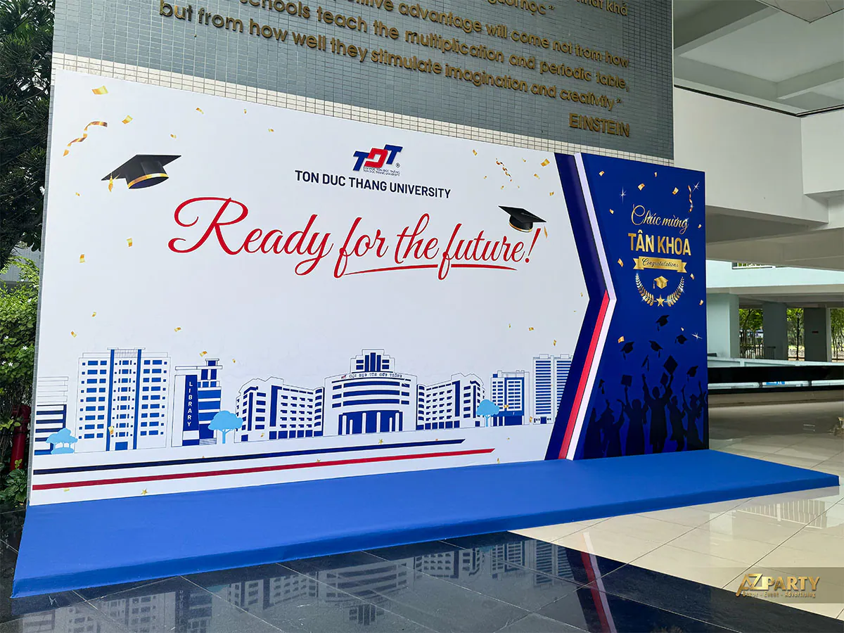 Toàn cảnh Booth 3 Ready for the Future với hình campus TDTU và panel Chúc Mừng Tân Khoa tại sảnh Einstein