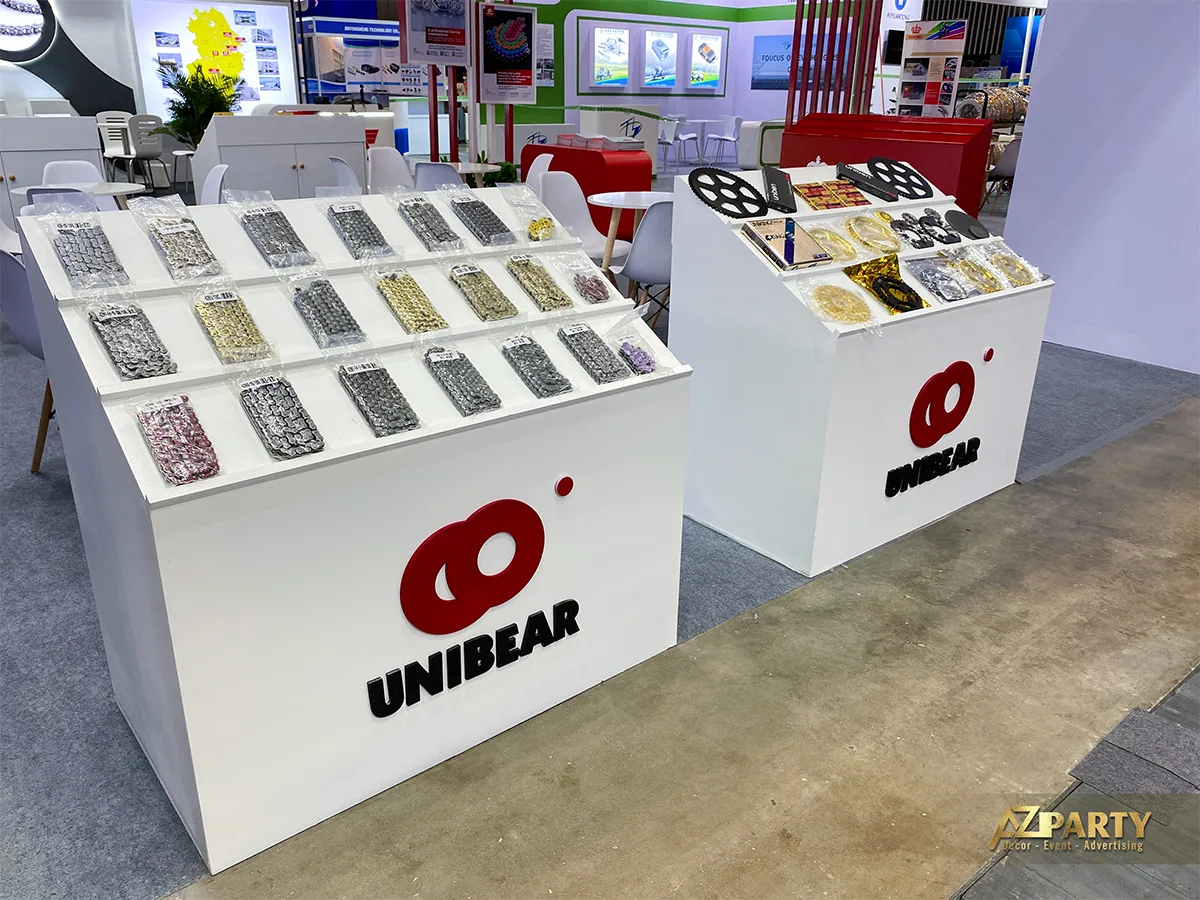Thiết kế trần gian hàng Unibear nguyên khối màu trắng điểm xuyết dải led cam đặc trưng