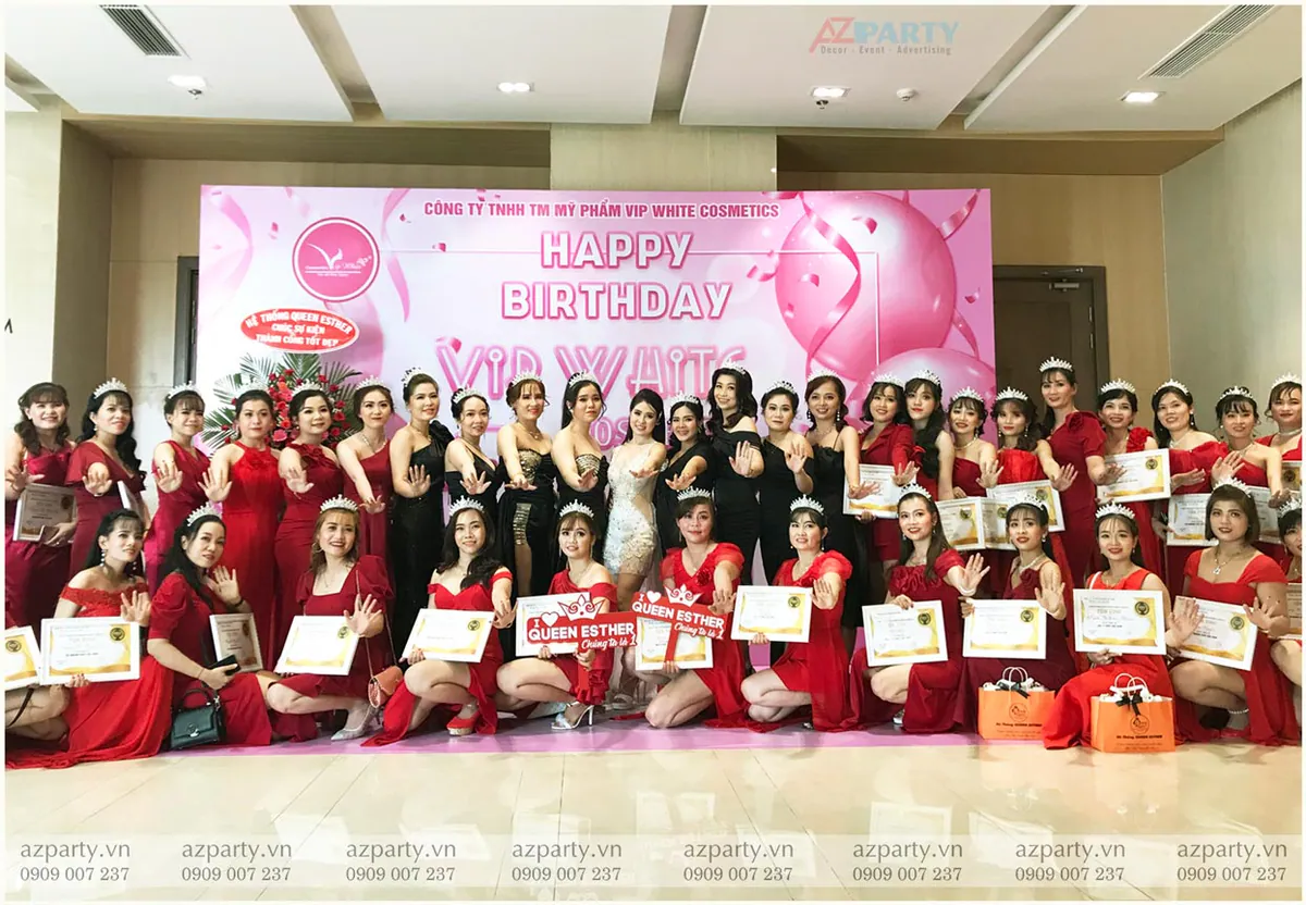 Tập thể hệ thống mỹ phẩm Vip White Cosmetics chụp ảnh kỷ niệm sinh nhật công ty