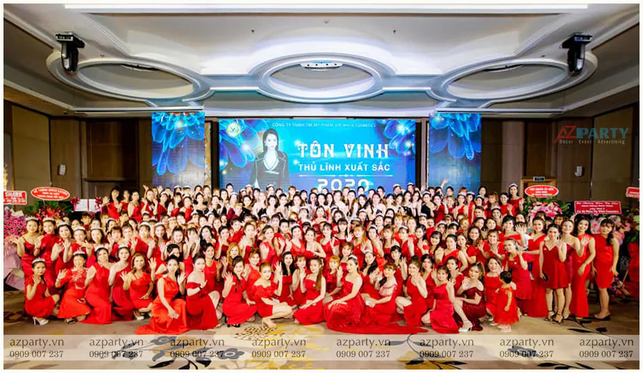 Ảnh chụp tập thể các đại lý xuất sắc tại buổi lễ tôn vinh của công ty