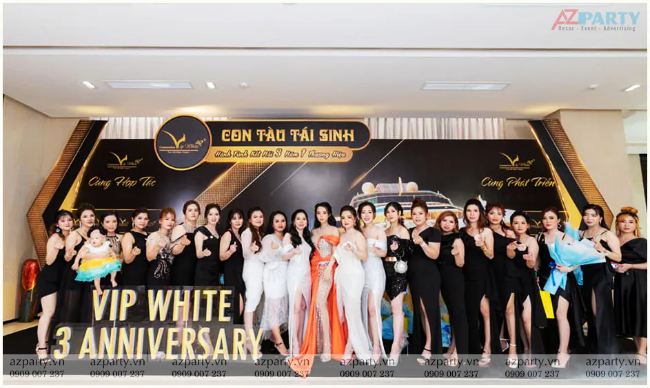 Ban điều hành công ty chụp ảnh kỷ niệm tại khu vực sảnh tiệc