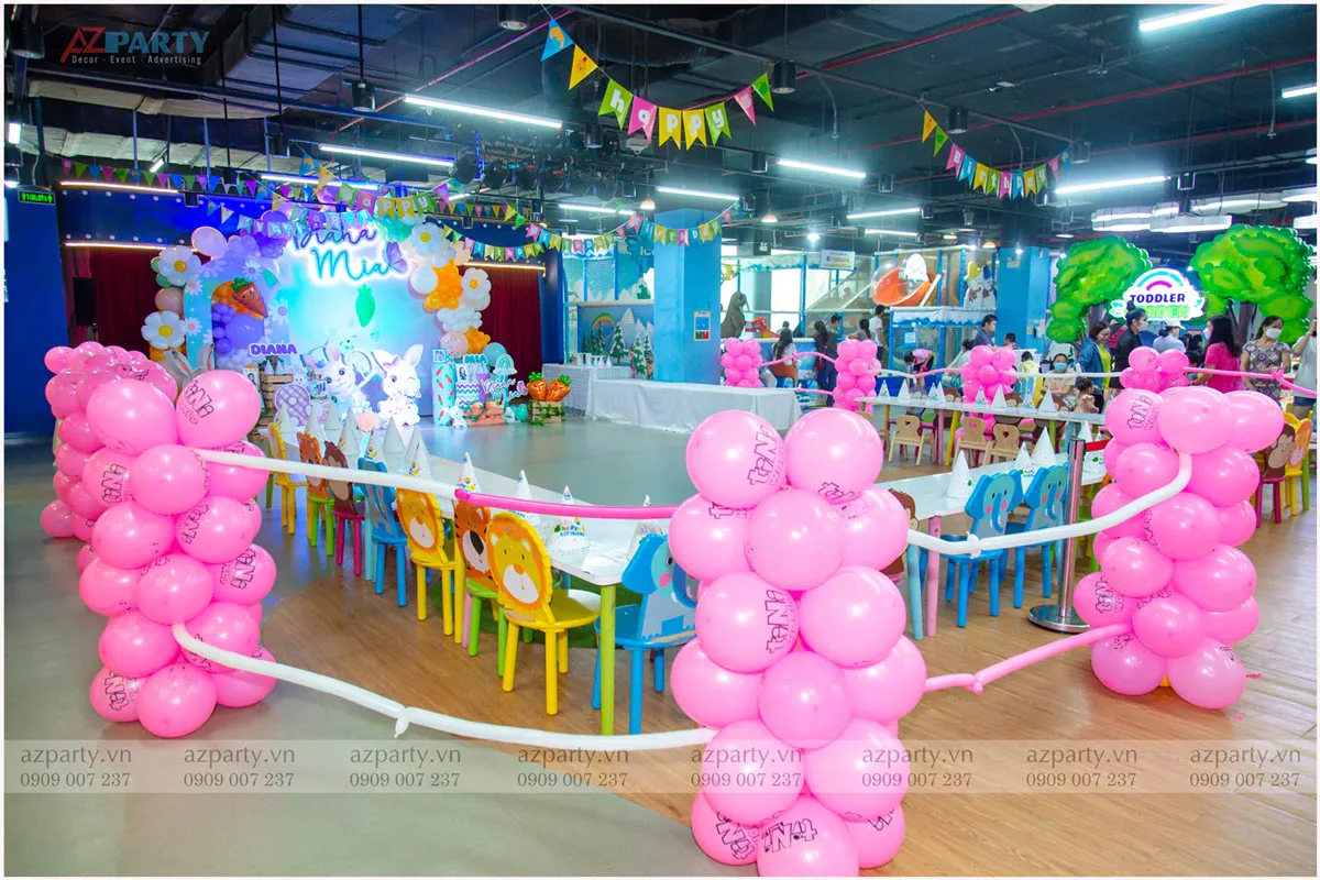 Toàn cảnh khu vực bàn tiệc của bé được trang trí rực rỡ với bóng bay hồng, ghế hình thú nghộ nghĩnh trong không gian tiệc sinh nhật Diana & Mia tại khu vui chơi.