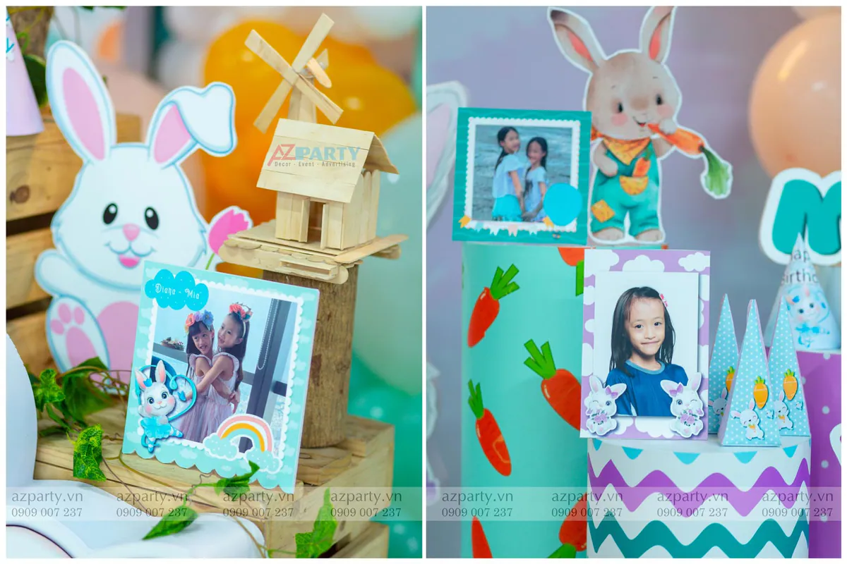 Chi tiết các phụ kiện trang trí bàn tiệc sinh nhật gồm khung ảnh của hai bé Diana và Mia, mô hình cối xay gió bằng tre, tháp giấy hình cà rốt và standee thỏ Bunny.