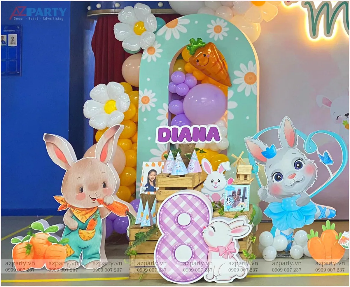 Khung trang trí hình vòm màu xanh pastel họa tiết hoa cúc trắng cùng các mô hình thỏ Bunny dễ thương tại góc sinh nhật bé Diana.